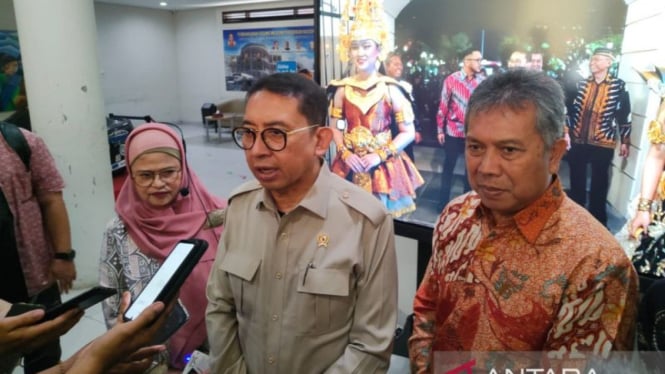 Menteri Kebudayaan Fadli Zon memberikan keterangan selepas Musyawarah Nasional Masyarakat Sejarawan Indonesia (MSI) di Kampus UPI Bandung, Sabtu, 14 Desember 2024.