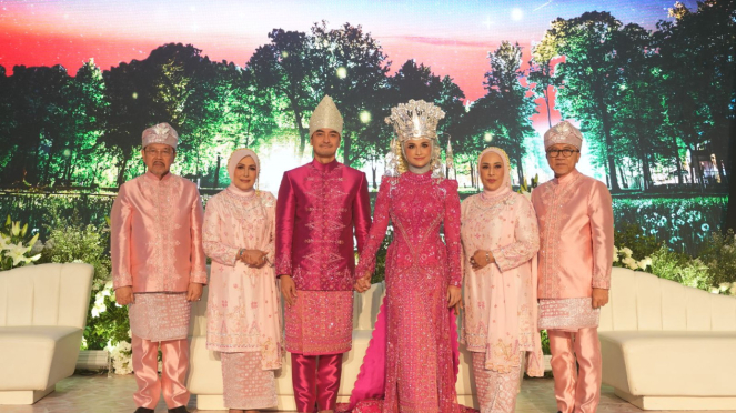 The grand wedding of Princess Zulkifli Hasan and Zumi Zola Zulkifli took place in the presence of President Prabowo and Jokowi