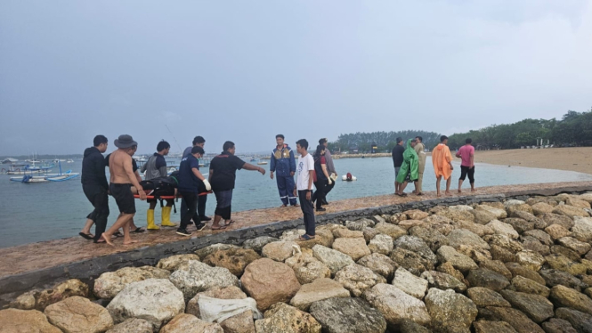 Evakuasi korban tersambar petir di Pantai Mertasari Sanur 