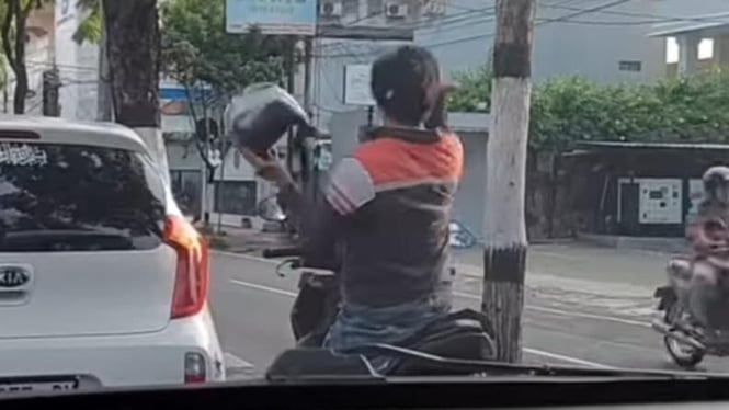 Viral pemotor ini memukul kepalanya sendiri