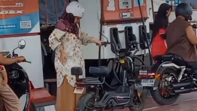 Emak-emak pakai sepeda listrik antre di SPBU 