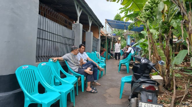 Los residentes de Tangerang llenaron la residencia de una familia fallecida sospechosa de estar endeudada.