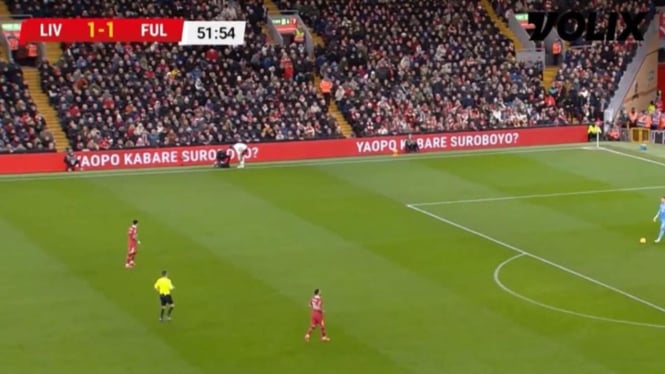 Papan Iklan berbahsa Jawa muncul di kandang Liverpool, Stadion Anfield