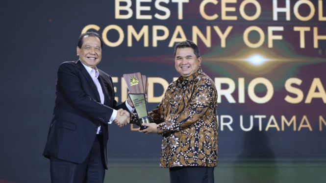 Dirut MIND ID Terima Penghargaan dari CNBC Awards