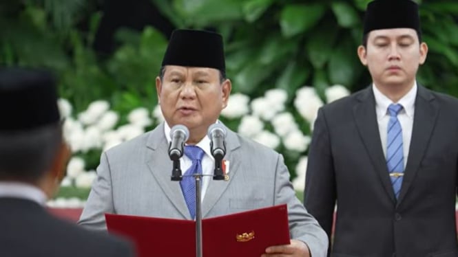 Presiden RI Prabowo Subianto saat melantik Muhidin sebagai Gubernur Kalsel