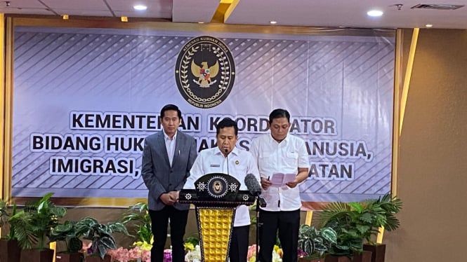 Plt. Deputi Koordinator Bidang Keimigrasian dan Pemasyarakatan - I Nyoman Gede Surta Mataram (tengah), Staf Khusus Bidang Hubungan Internasional - Ahmad Usmarwi Kaffah (kanan) dan Staf Khusus Bidang Komunikasi dan Media - Iqbal Fadil (kiri)