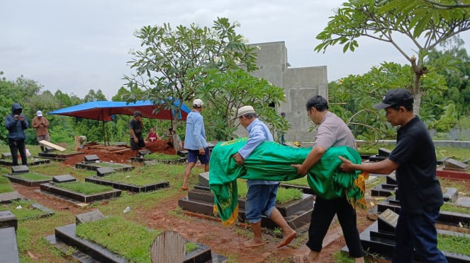 Funeral de AAH, de tres años, que murió con su madre y su padre en South Tangerang.