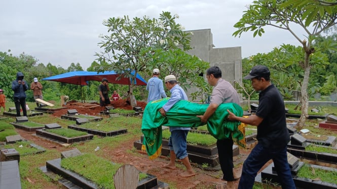 Proses pemakaman YA, istri dari AF yang juga tewas di dalam rumahnya kawasan Tangsel