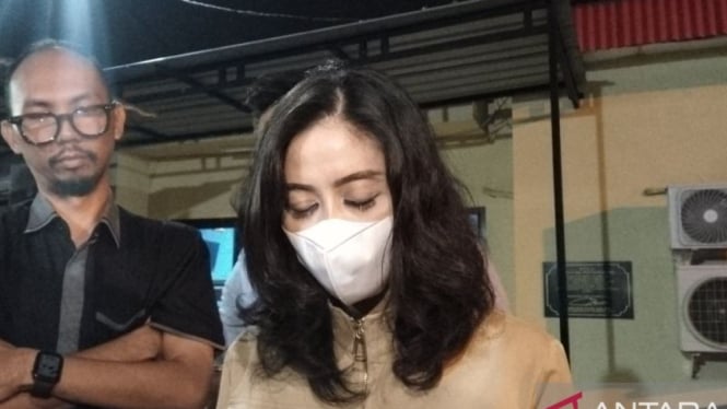 Lina Dedy usai diperiksa sebagai saksi di Polsek Ilir Timur II Palembang