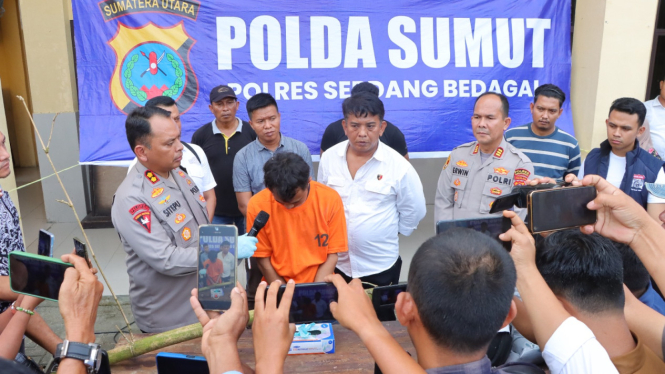 Kapolres Sergai, AKBP Jhon Hery Sitepu saat memberikan keterangan pers kasus kematian siswi SMP yang ditemukan di dalam karung.(dok Polres Sergai)