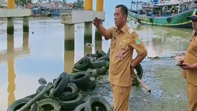 Bupati Karawang Aep Syaepuloh saat kunjungan ke wilayah pesisir utara Karawang.