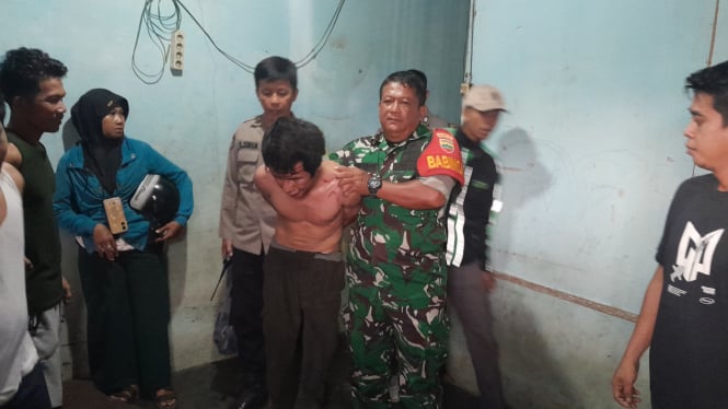 AAPM, pelaku pemerkosaan ibu muda saat diamankan petugas TNI/Polri dari rumahnya di Kabupaten Deli Serdang.(istimewa/VIVA)