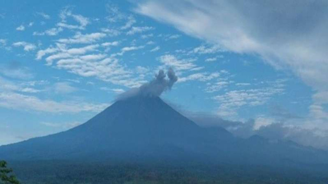 Gunung Semeru erupsi dengan tinggi kolom letusan 1.000 meter di atas puncak.