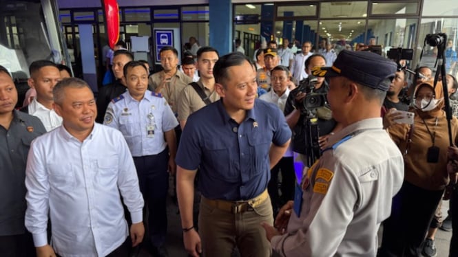 Menko Infra AHY dan Menhub meninjau pengecekan kelaikan kendaraan di Terminal Tipe A Tirtonadi, Solo.