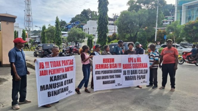 Keluarga Korban KDRT Saat mendatangi Polda Papua