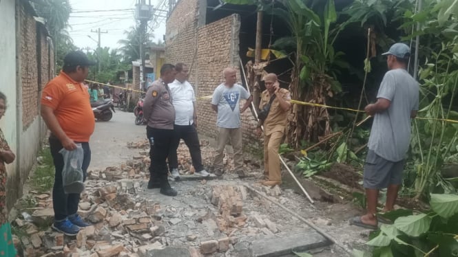 Petugas kepolisian melakukan olah TKP kejadian tembok roboh di Deliserdang.(dok Polsek Pancur Batu)