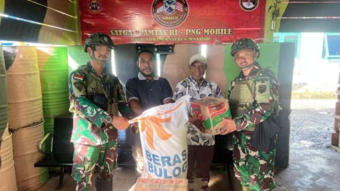 VIVA Militer: Satgas Pamtas Mobile RI-PNG Yonif 6 Marinir gelar Komsos