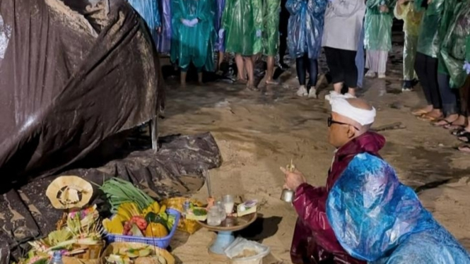 Penguburan dan doa bersama untuk Molly, gajah betina penghuni Bali Zoo yang mati terseret arus saat hujan deras