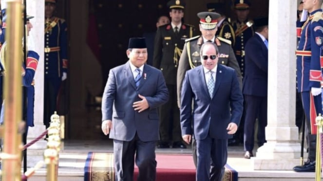 Presiden Republik Indonesia Prabowo Subianto menyambut upacara kenegaraan di Istana Kepresidenan Al Ittihadiya, Kairo, Mesir, Rabu, 18 Desember 2024.