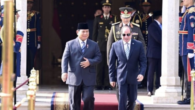 Presiden Republik Indonesia Prabowo Subianto disambut upacara kenegaraan di Istana Kepresidenan Al Ittihadiya, Kairo, Mesir, Rabu, 18 Desember 2024.