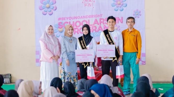 Penyerahan bantuan pendidikan program beasiswa Schoolarskin