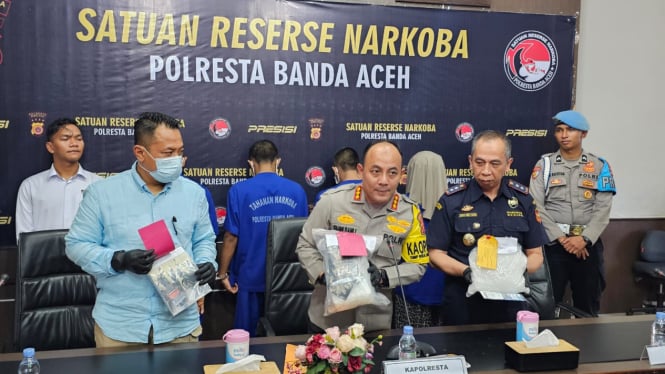 Polisi menunjukkan barang bukti sabu yang diamankan dari pelaku. VIVA/Dani Randi