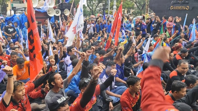 Buruh berunjuk rasa terkait upah minimum di depan Kantor Gubernur Jawa Tengah