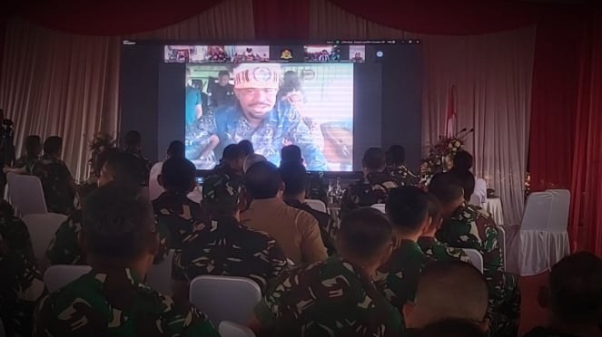 VIVA Militer: Vicon Jenderal TNI Maruli bersama warga Papua