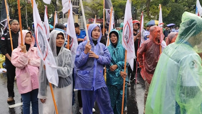 Aksi buruh saat menunggu pengumuman UMK 2025 di depan Kantor Gubernur jateng