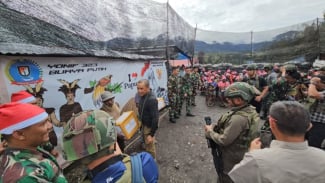 Pangkostrad Tembus Daerah Rawan Ilaga Papua Demi Temui Pasukan Buaya Putih Kostrad