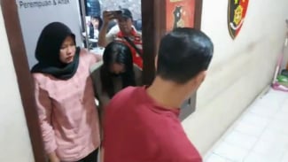 Istri Labrak dan Aniaya Pelakor Serahkan Diri ke Polres Lampug Utara