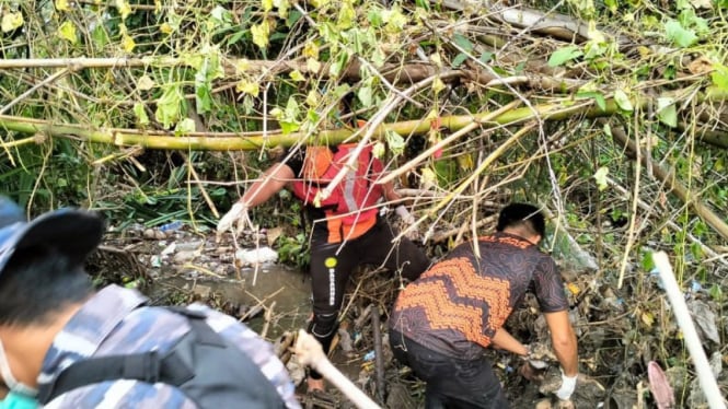 Proses evakuasi jenazah bocah 7 tahun di Lombok (Satria)