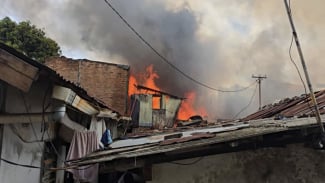 Kebakaran Permukiman Warga, Perjalanan KRL Manggarai-Tanah Abang Terganggu