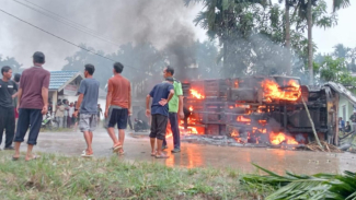 Puluhan Warga Bakar Mobil Truk, Supirnya Ditangkap Polisi Karena Tabrak Bocah