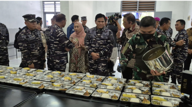 VIVA Militer: KSAL Laksamana TNI Muhammad Ali tinjau dapur umum Brigif 1 Marinir