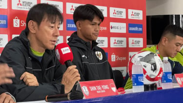 Pelatih Shin Tae-yong dan Hokky Caraka saat konferensi pers di Stadion Manahan, Solo, Jumat (20/12).