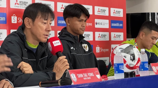 El entrenador Shin Tae-yong y Hockey Karaka durante una conferencia de prensa en el estadio Manahan, Solo, el viernes (20/12).