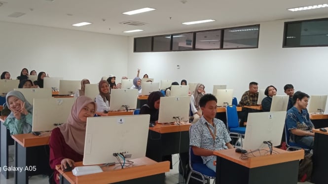 foto mahasiswa pembelajaran berbasis digital ( sumber: Dokumen pribadi)