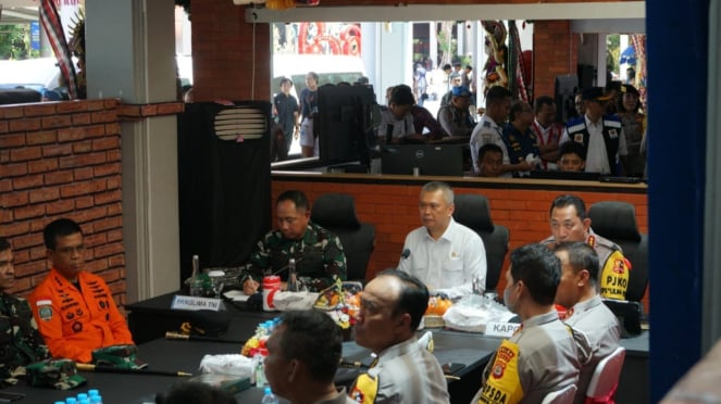 Menhub Dudy Purwagandhi dan Kapolri Jendral Polisi Listyo Sigit Prabowo melakukan video conference di Bandara Ngurah Rai dengan petugas Posko Utama CGK, Posko Pelabuhan Merak, serta Posko Terpadu Stasiun Gambir 