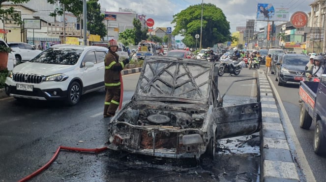 Mobil terbakar di Jalan Margonda