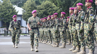 Brigjen TNI Umar Farouq Lantik Mayor Marinir Tutang Jadi Komandan Denma Pasmar 1