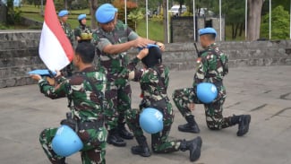 Komandan PMPP TNI Sematkan Baret Biru UN Kepada 22 Prajurit Pilihan Satgas Level II Hospital UNIFIL