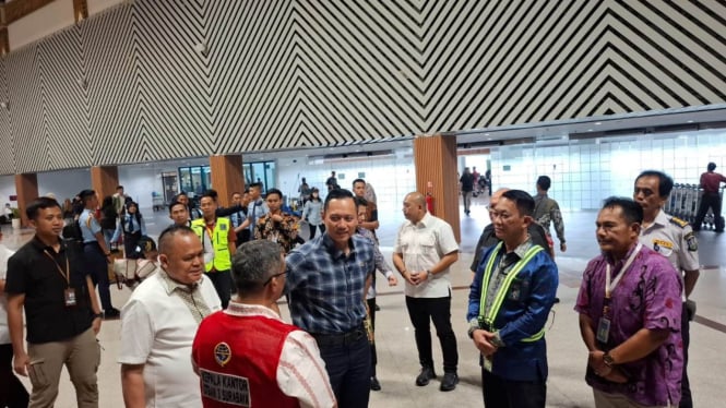 Menko Infrastruktur dan Pembangunan Kewilayahan Agus Harimurti Yudhoyono di Bandara Juanda.