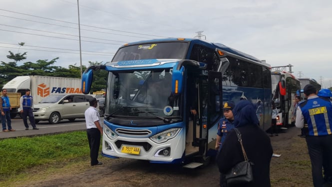 Penumpang bus pariwisatan diturunkan akibat bus tidak layak jalan saat pemeriksaan di Tol Jagorawi menuju Puncak.