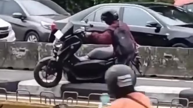 Pengguna Yamaha NMAX panik kejebak di jalur busway