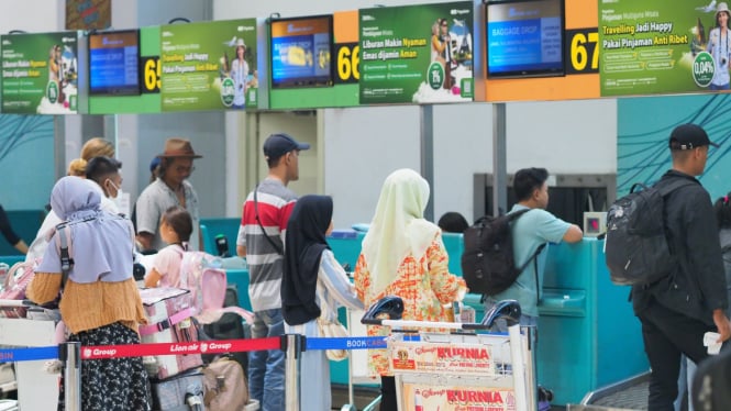 Area check in di terminal kawasan bandara soekarno-hatta, tangerang