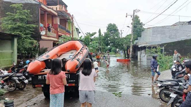 Tim SAR sedang mengevakuasi warga terdampak banjir di Makassar