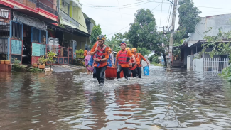 355 Warga Terpaksa Mengungsi Akibat Banjir di Makassar