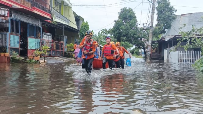 Tim SAR evakuasi warga korban banjir di Makassar