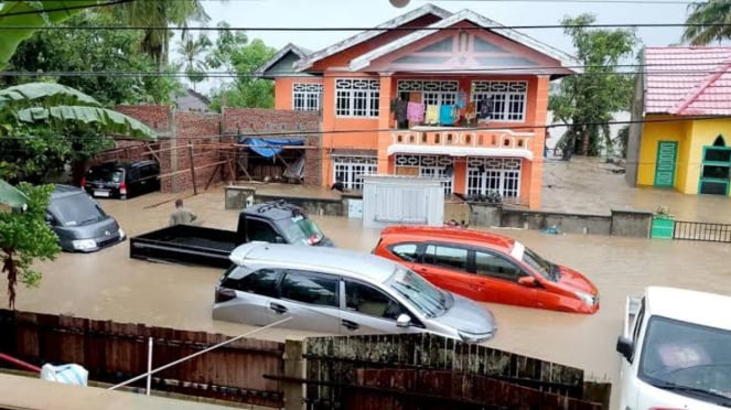 Banjir melanda Sulsel mengakibatkan sejumlah kendaraan dan rumah terendam.